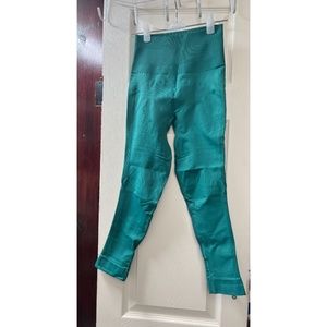 Lululemon crop leggings Sz 4